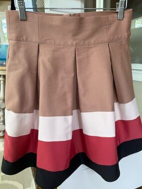 Zara Tan, White, Red & Black Colorblock Pleated Mini Flare skirt. GUC. Spring ✅